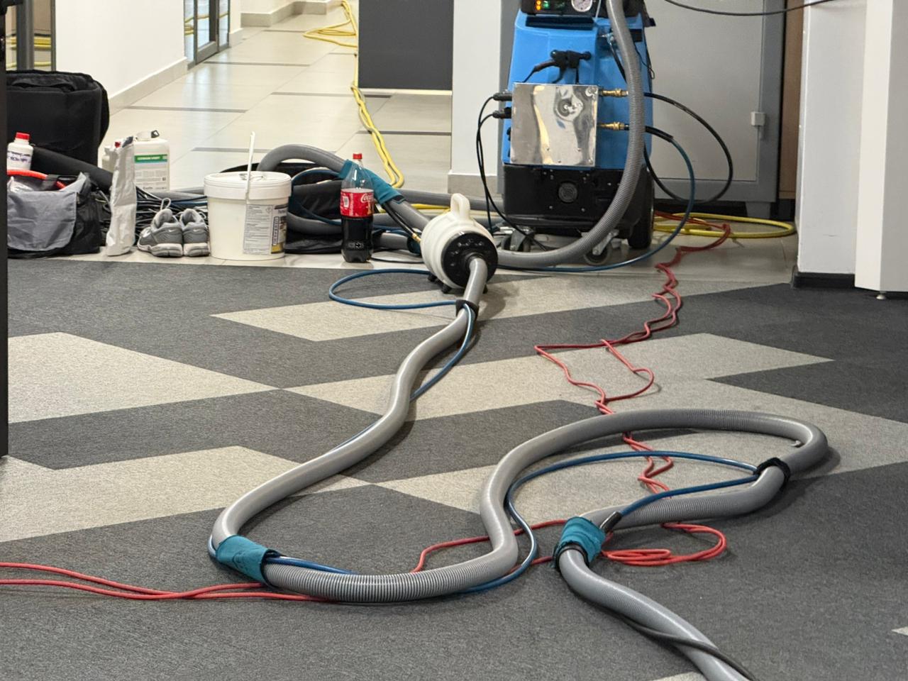 Чистка ковролина в офисе — 600 м² за 3 дня без остановки работы
